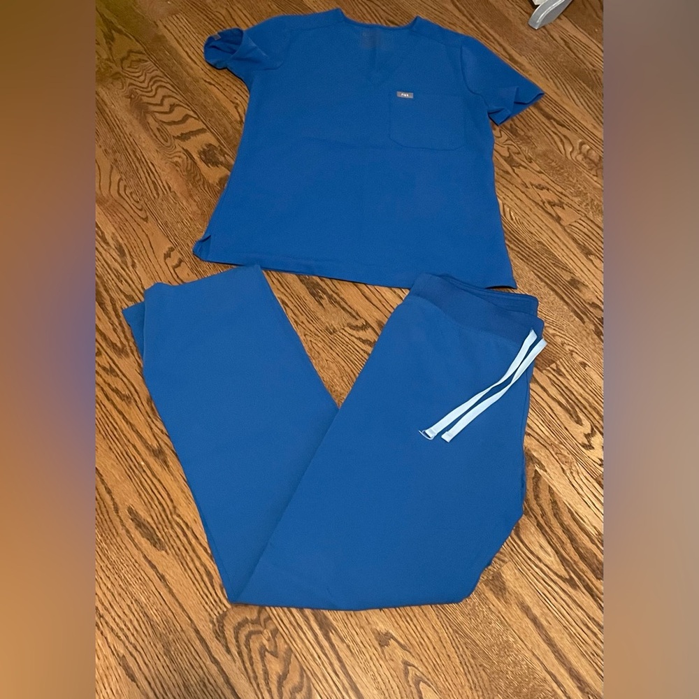 Figs scrub set Small Tall pants/Small Top - Picture 2 of 7
